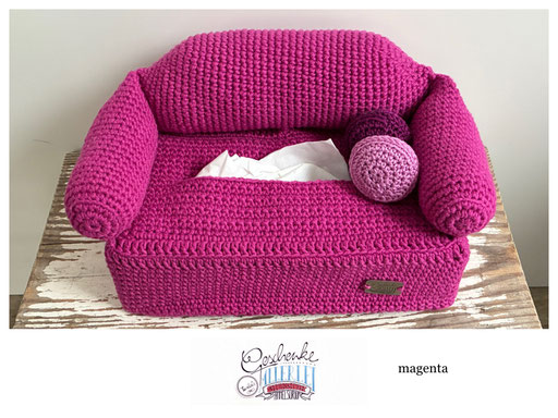 gehäkeltes Taschentuch-Sofa in der Farbe magenta