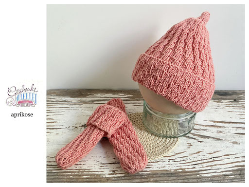 handgestrickte Babyaccessoires - Socken und Mütze in Spiralmuster in aprikose