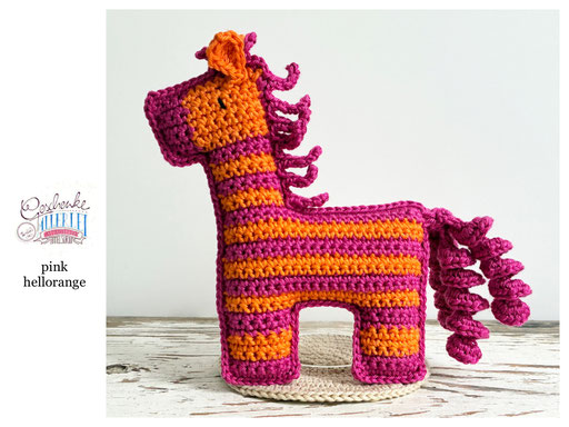 flach gehäkeltes Zebra gestreift in den Farben pink, hellorange - Häkelzebra - Häkeltier - Häkelspielzeug