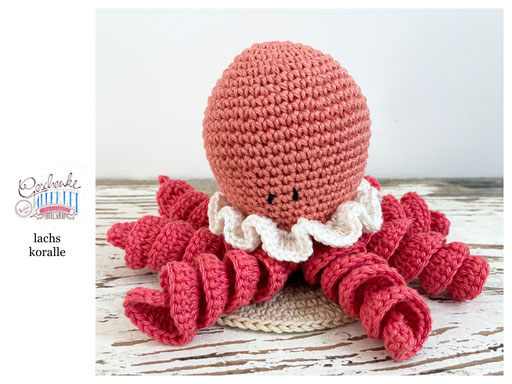 gehäkelter Oktopus - Kopf in lachs, Tentakel in koralle, krauser Kopfabschluss in naturweiß - Häkeloktopus - Tintenfisch - Krake - Häkeltier - Häkelspielzeug