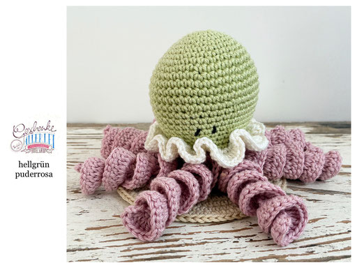 gehäkelter Oktopus - Kopf in hellgrün, Tentakel in puderrosa, krauser Kopfabschluss in naturweiß - Häkeloktopus - Tintenfisch - Krake - Häkeltier - Häkelspielzeug