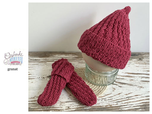 handgestrickte Babyaccessoires - Socken und Mütze in Spiralmuster in granat