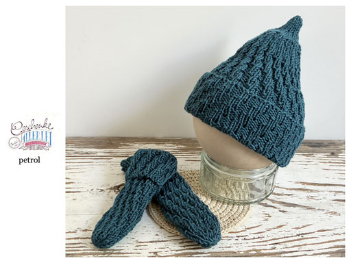 handgestrickte Babyaccessoires - Socken und Mütze in Spiralmuster in petrol