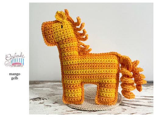 flach gehäkeltes Zebra gestreift in den Farben mango, gelb - Häkelzebra - Häkeltier - Häkelspielzeug