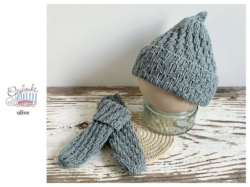 handgestrickte Babyaccessoires - Socken und Mütze in Spiralmuster in olive