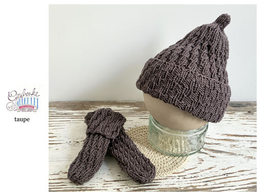 handgestrickte Babyaccessoires - Socken und Mütze in Spiralmuster in taupe