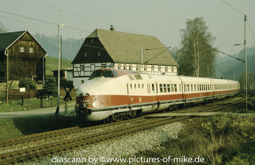 VT 18.16.10 (DR 175 010) am 12.4.2003 als Pt 91621 Berlin - Prag bei Rathen / letzte Fahrt des Triebwagens vor Fristablauf