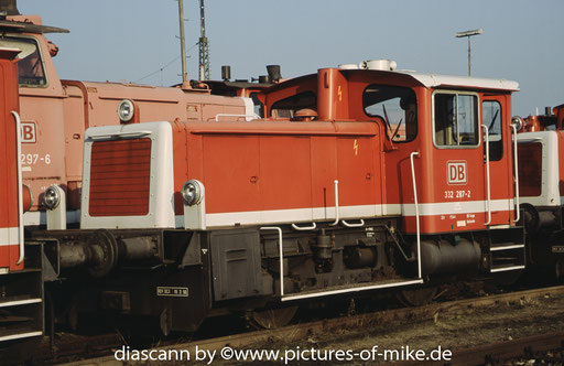 332 287 am 22.2.2003 in Mannheim Rangierbahnhof. (O&K 1965, Typ Lg III, Fabriknummer 26402)
