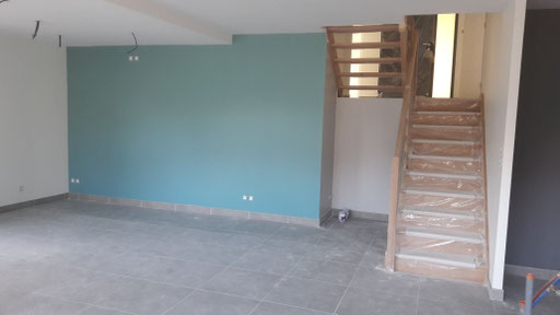 L'espace séjour avec TV et réroprojecteur est marqué grâce à un mur peint en Bleu Tasman (peinture La Seigneurie).