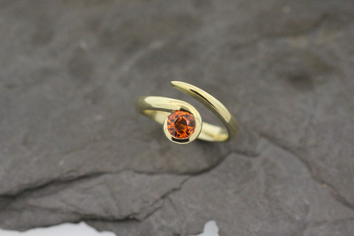 Ring in Gelbgold mit orangem Granat