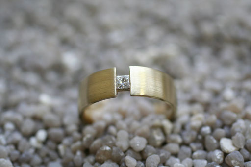 Ring aus Gelbgold mit eingespanntem Prinzessdiamant 