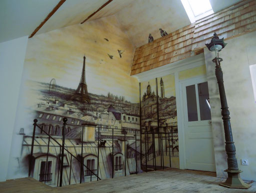 photo d'une peinture en trompe l'oeil vue de Paris ( tour Eiffel, Montmartre, vue sur les toits de Paris ), par Coron Thibaud, Marcenay