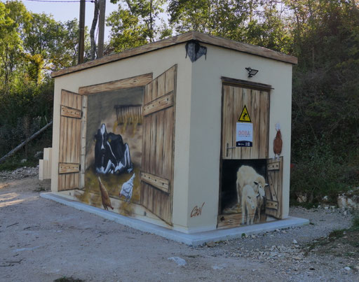  peinture en trompe l'œil ( étable) sur un transformateur électrique, Coron Thibaud, L'Etang-Vergy