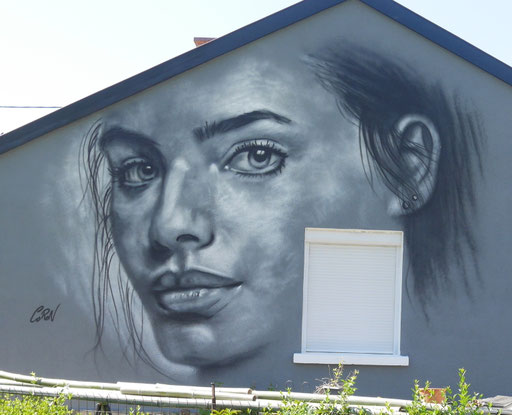 portrait street art (femme) sur façade extérieur d'une maison, par Coron Thibaud, Montbard