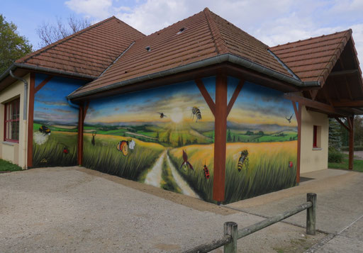 photo d'une fresque murale en extérieur, décoration en trompe l'oeil d'un paysage, nature, animaux sur bâtiment communal, salle des fêtes, par Coron Thibaud à Chamesson