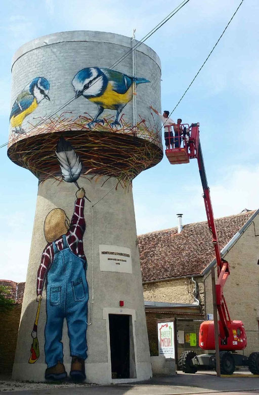  fresque sur le château d'eau de Montliot par Thibaud Coron ( peinture, artiste, street-art, mésange, enfant, plume ...)