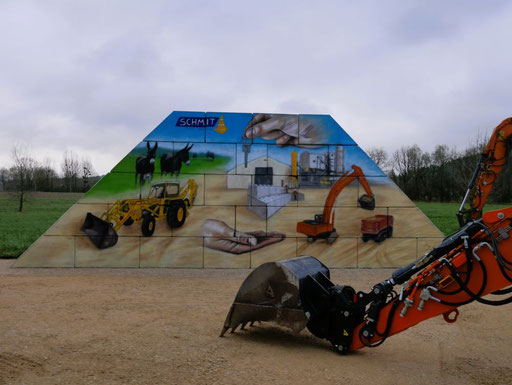 fresque murale extérieure pour une entreprise de travaux publics SCHMIT TP (pelleteuse, tractopelle, bâtiments...),par Thibaud Coron, Vanvey