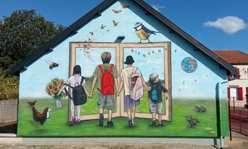 photo d'une Fresque murale extérieur sur la façade d'une école représentant des enfants allant à l'école au travers un livre, par Coron Thibaud , Saint Maurice aux Riche Hommes, 