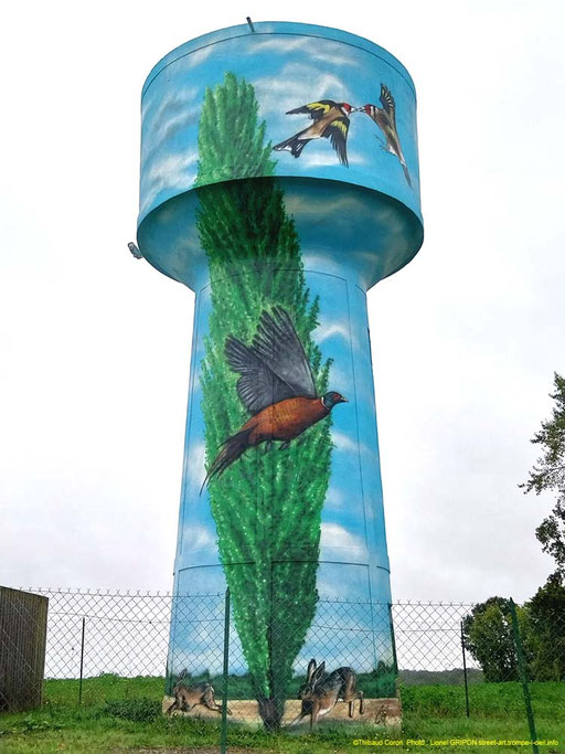 photo d'une fresque sur château d'eau par Thibaud Coron à Le Tertre Saint Denis représentant un arbre, un faisant...
