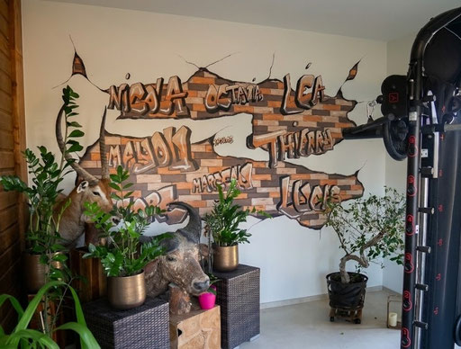Fresque graffiti personnalisée avec prénoms réalisée dans une maison à Châtillon-sur-Seine.