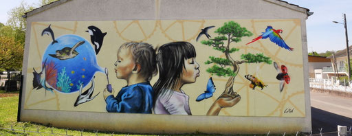 fresque murale sur la façade de l'école représentant la biodiversité, écologie, citoyenneté, fraternité à Montbard, Coron thibaud