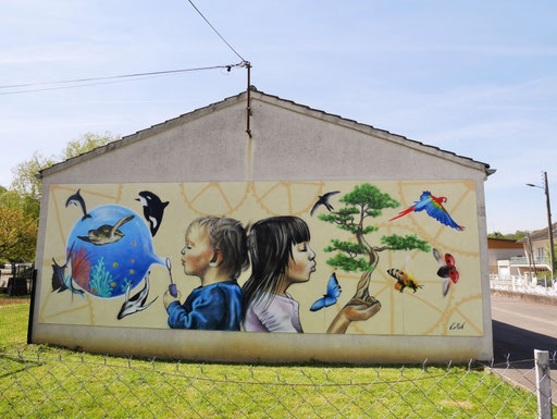 photo d'une fresque murale extérieur sur un bâtiment public école représentant des enfants avec des animaux, Coron, Montbard