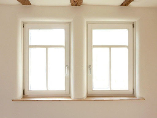 Holzfaserdämmplatten mit Wandhheizung und Lehmputz - Fensterlaibung gerundet.
