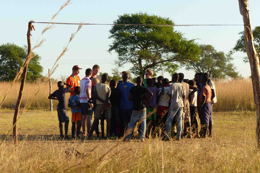 Beim Fußballprojekt von Lucas auf dem Village