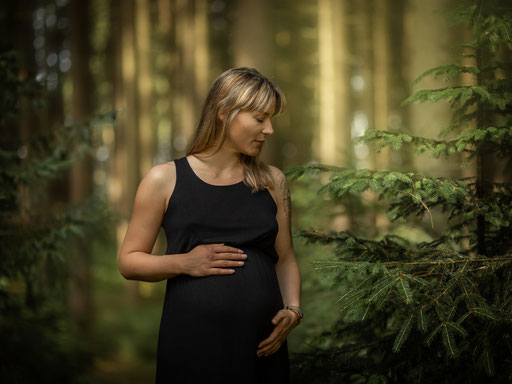 Schwangere Mama mit schwarzem Kleid im Wald in Erding