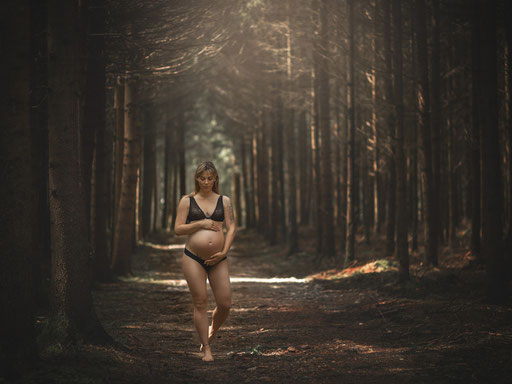 Babybauch-Mama in Wald-Allee