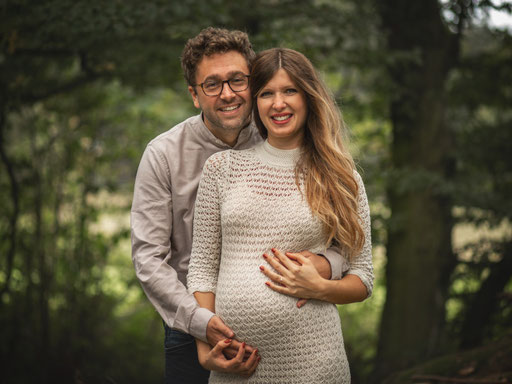 Schwangere Mama mit Strickkleid im Wald in Erding