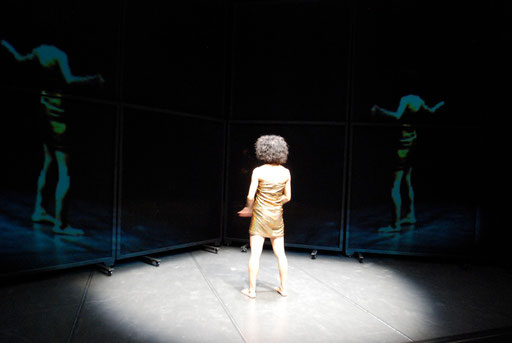 Tansu - by Yoko Ando; dancer: Yoko Ando; photo: Tanja Ruehl