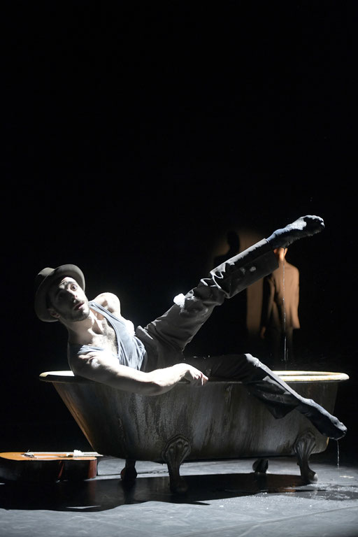 Now and Then - by Alejandro Cerrudo; Hessisches Staatsballett; dancer: Martin Angiuli; photo: Bettina Stöß