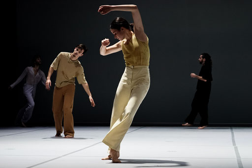 Oscillation - by Iván Pérez; dancers: Orla McCarthy, Gabin Corredor, Arno Brys, Marc Galvez; photo: Alwin Poiana