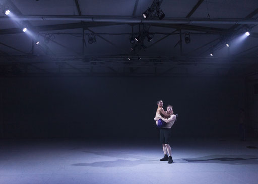 Unstern - by Moritz Ostruschnjak, Schwere Reiter, München, dancers: Antoine Roux-Briffaud, Eli Cohen; photo: Jubal Battisti