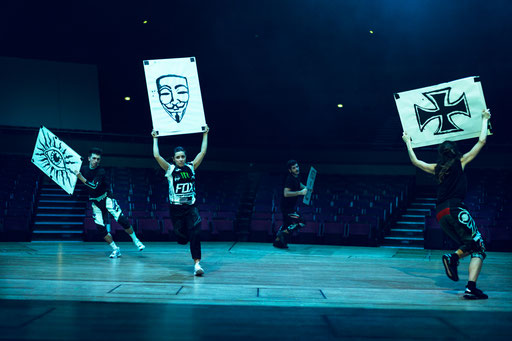 YESTER:NOW by Moritz Ostruschnjak; 2021; dancers: Daniel Conant, Magdalena Agata Wójcik, Roberto Provenzano, Quindell Orton; photo: Franziska Strauss