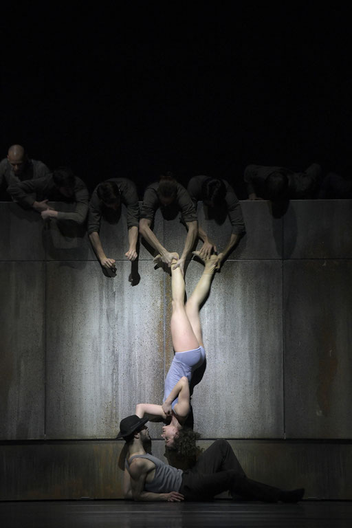 Now and Then - by Alejandro Cerrudo; Hessisches Staatsballett; dancers: Martin Angiuli, Greta Dato, Ensemble photo: Bettina Stöß