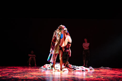 Firebird & Rite of Spring by Iván Péréz for DanceTheater Heidelberg, 2022, dancer: Kuan-Ying Su; photo: Susanne Reichardt