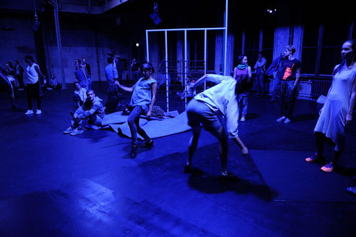 synekism:groove space - by Sebastian Matthias; Sophiensaele Berlin; dancers: Lisanne Goodhue, Harumi Terayama: photo: Dieter Hartwig