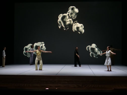 Oscillation - by Iván Pérez; dancers: Ensemble; photo: Peer Rudolph