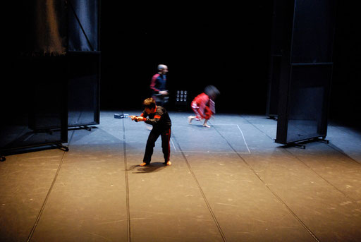 Tansu - by Yoko Ando; dancers: Yoko Ando, Amancio Gonzales; photo: Tanja Ruehl