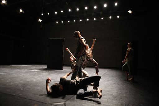 Tenacity of Space - by: Deborah Hay for Dance On Ensemble, tanzhaus nrw, photo: Dorothea Tuch