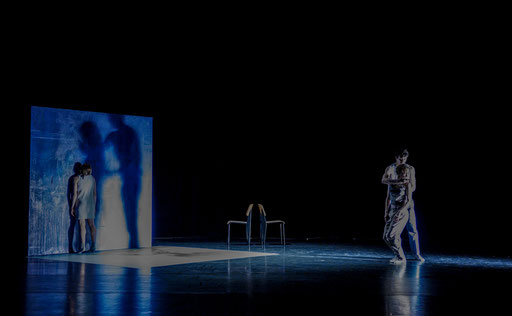 The Elephant has left. This Room. - by Ashley Wright; Théâtre Bellevue, Cuire (Lyon); dancers: Kristina Bentz, Aurélie Gaillard, Caelyn Jean Knight, Adrien Delépine; photo: Christel Mauve
