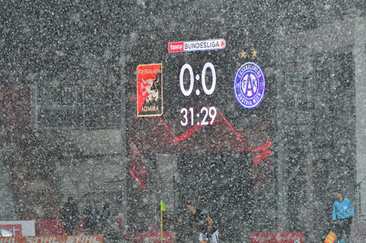 Im Laufe der ersten Spielhälfte wurde der Schneefall wesentlich stärker