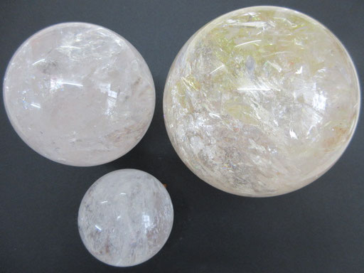 ☆＜丸玉＞虹入りマダガスカル産水晶