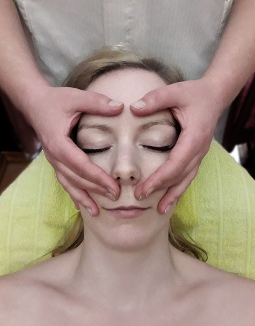 Kosmetik Linz Naturkosmetik Österreich Kosmetikstudio Behandlung Massage Gesichtsmassage Entspannung Anti-Aging Öl Durchbluten