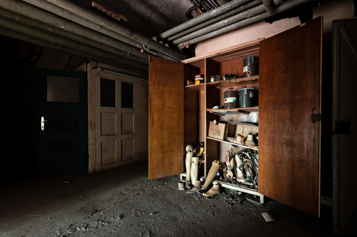 Schrank voller alter Prothesen im Keller eines verlassenen Krankenhauses (Österreich)
