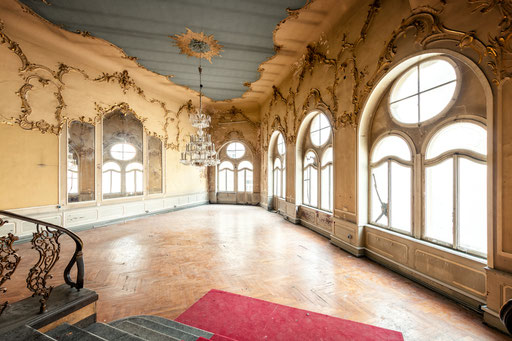 Spiegelsaal in einem verlassenen Theater (Deutschland)