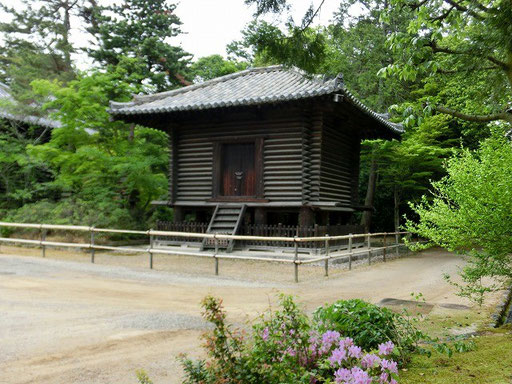 経堂　唐招提寺で最も古い建造物であり、日本最古の校倉（あぜくら）です。