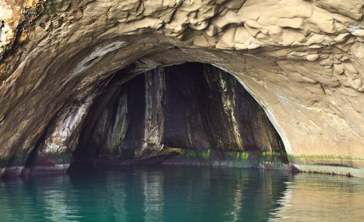 Grotte dans les falaises d'Heimaey